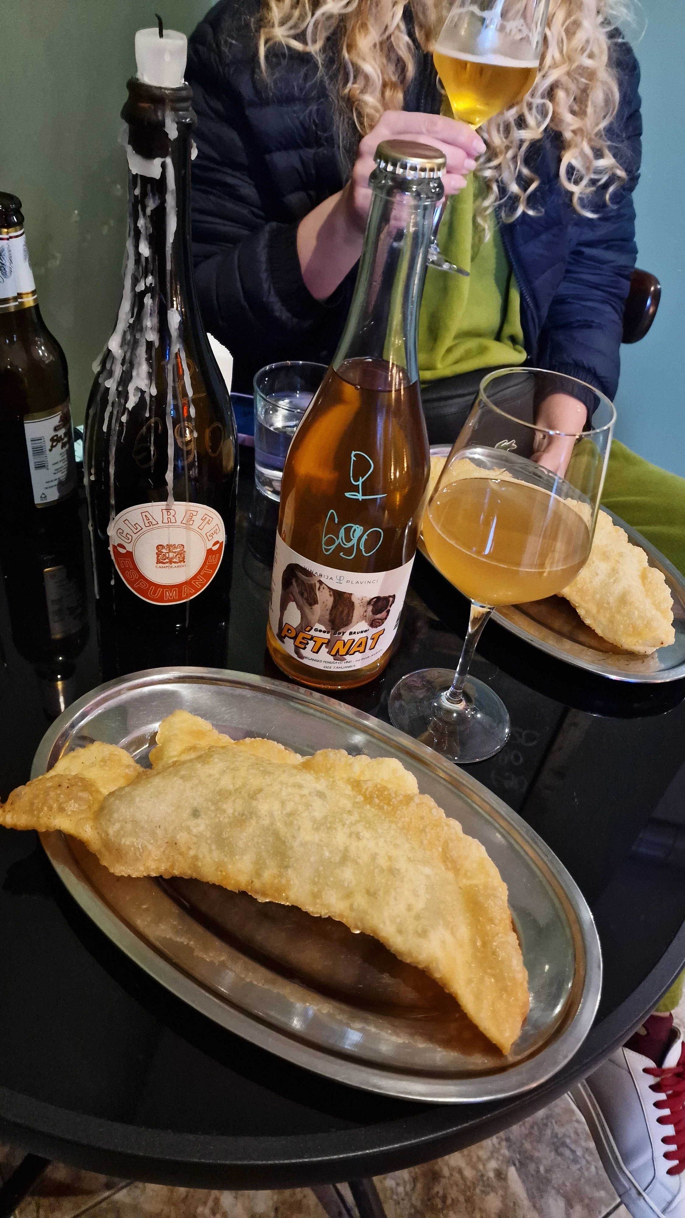 Plavinci ¡Good Boy Bruno! Pét Nat 2023 with cheese chebureks at Sedam Zemun