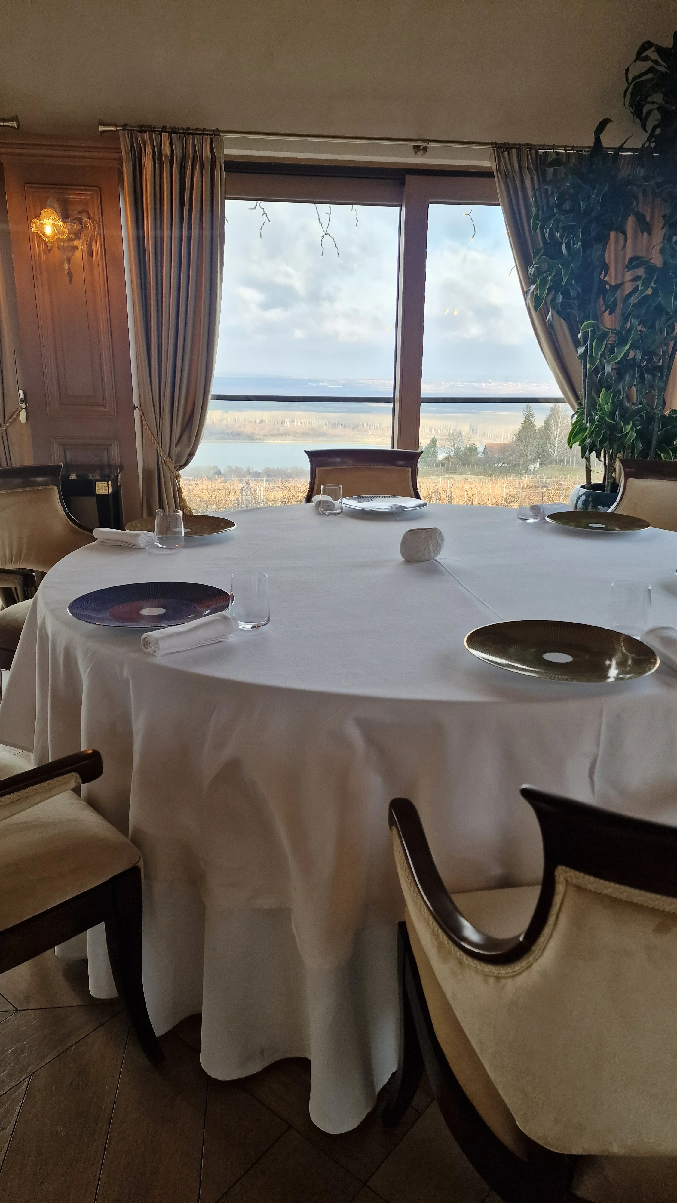 Fleur de Sel dining room above the Danube